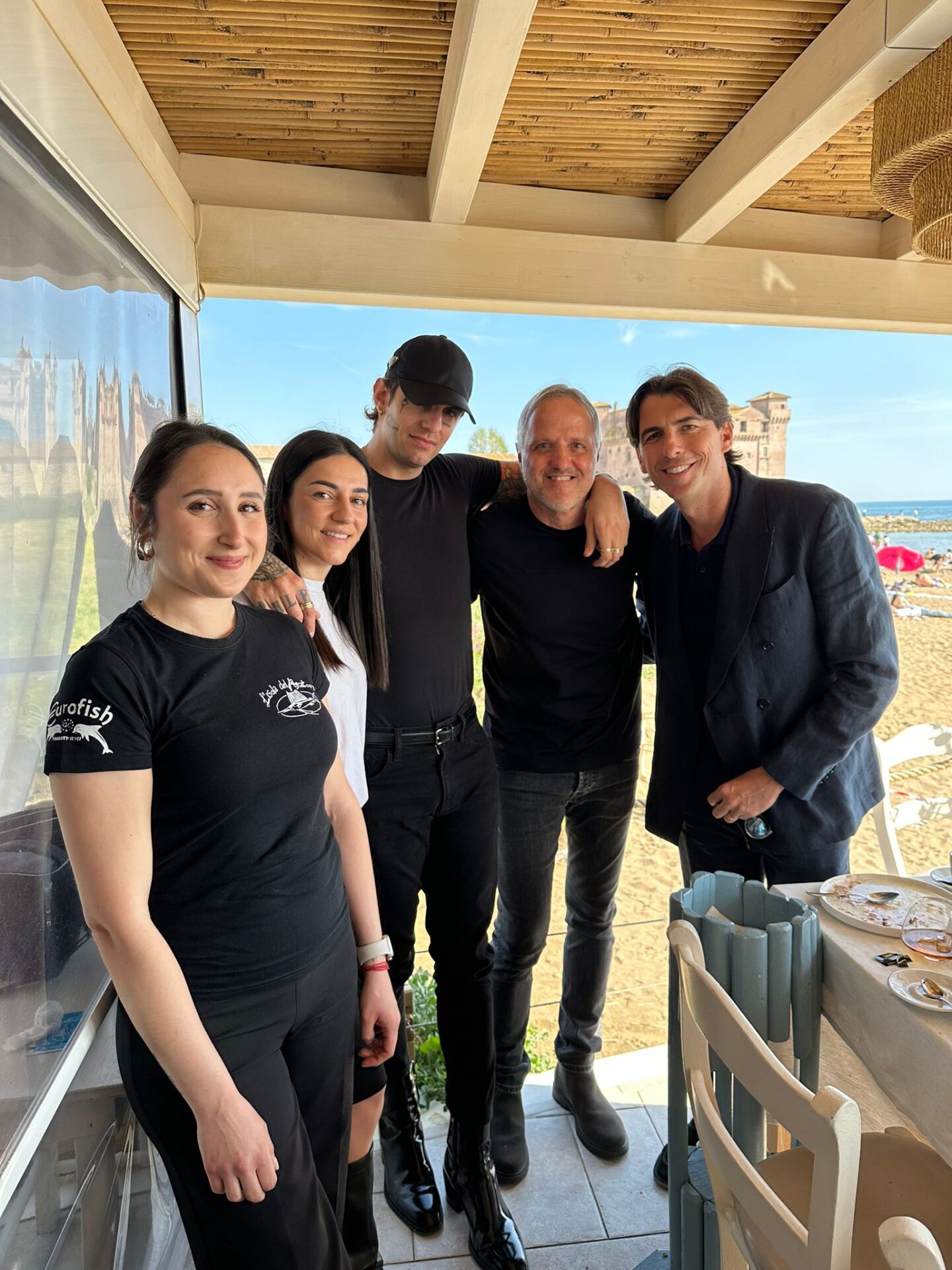 Lo staff dell'Isola del Pescatore con Achille Lauro