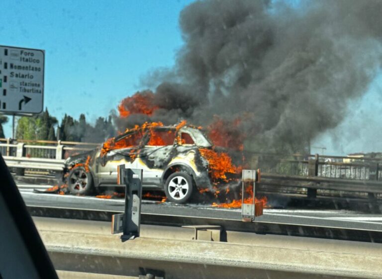 auto fiamme roma tangenziale est