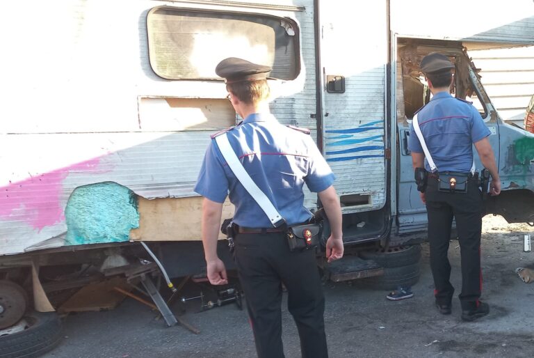 EUR - Gli accertamenti dei Carabinieri nel campo nomadi (2)