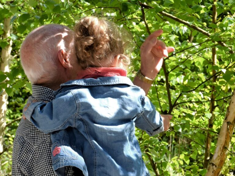 anziano bambina nonno nipote
