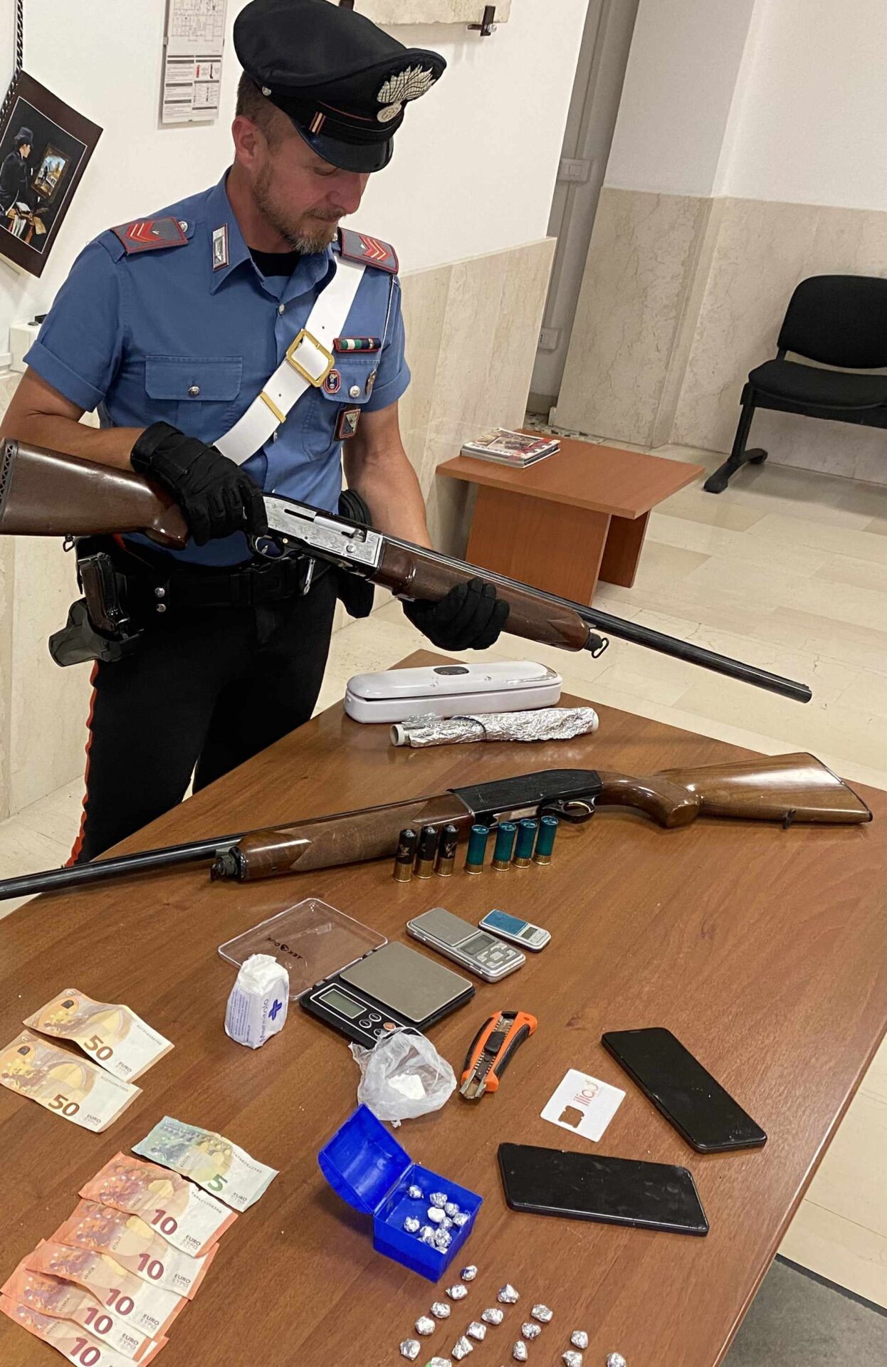 Velletri - Spaccio di droga, ricettazione e armi clandestine, due arresti (FOTO) 2 VELLETRI I Carabinieri con il materiale sequestrato 1