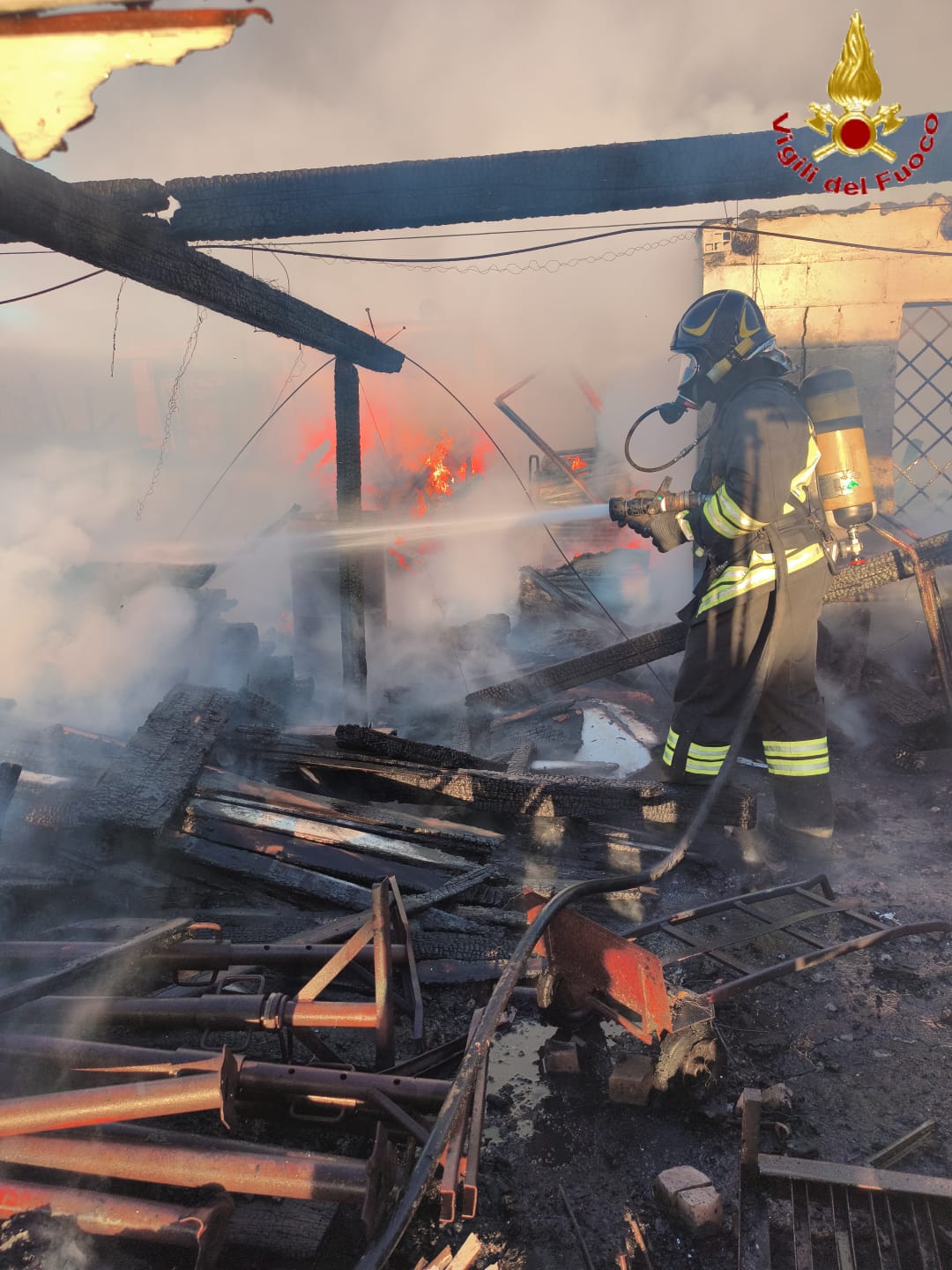 Fregene - Incendio all'alba in uno stabilimento balneare, indagini in corso (FOTO) 2 WhatsApp Image 2026 06 14 at 07.11.18 2