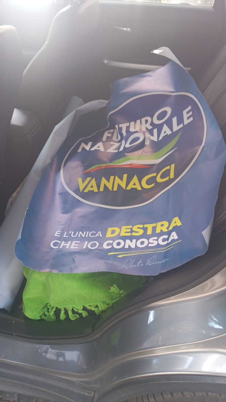Viterbo – Rissa al Sacrario durante la raccolta firme di Futuro Nazionale, (VIDEO) danneggiata l'auto di un sostenitore 4 WhatsApp Image 2026 06 20 at 13.08.35 1