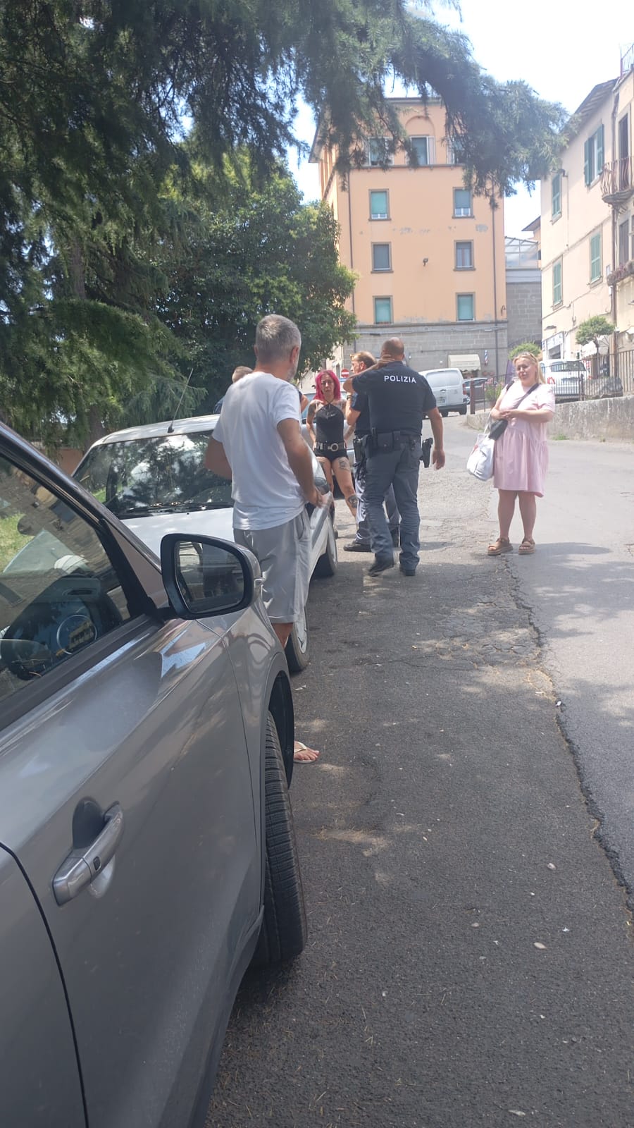 Viterbo – Rissa al Sacrario durante la raccolta firme di Futuro Nazionale, (VIDEO) danneggiata l'auto di un sostenitore 2 WhatsApp Image 2026 06 20 at 13.08.36