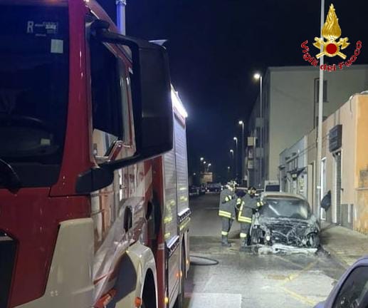Civitavecchia - Auto in fiamme nella notte in via Benci e Gatti (FOTO) 2 WhatsApp Image 2026 06 21 at 10.36.08