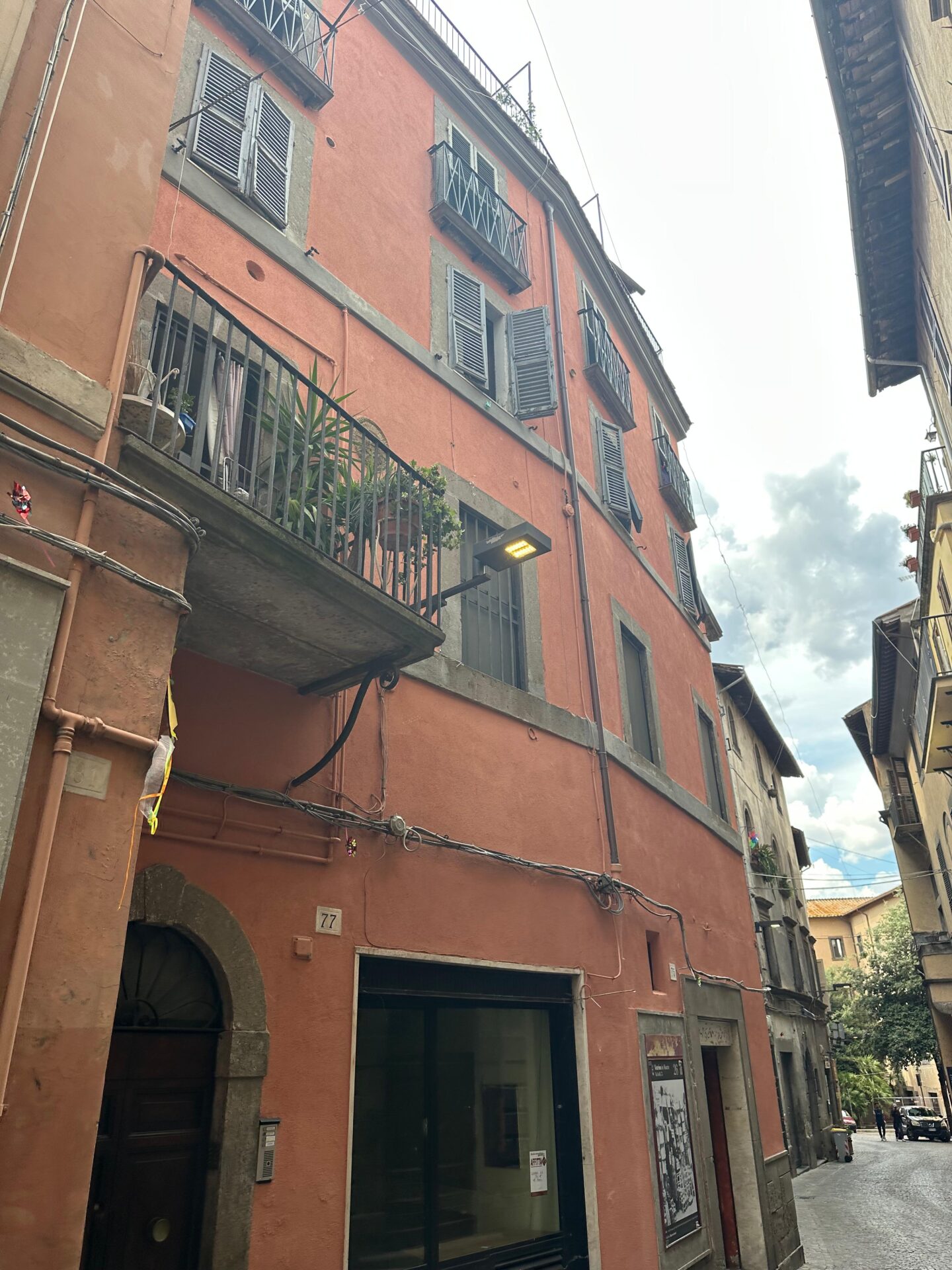 Luci accese giorno e notte in centro storico, i cittadini protestano: «Spreco continuo mentre altrove regna il buio» (FOTO) 7 WhatsApp Image 2026 06 22 at 16.06.32