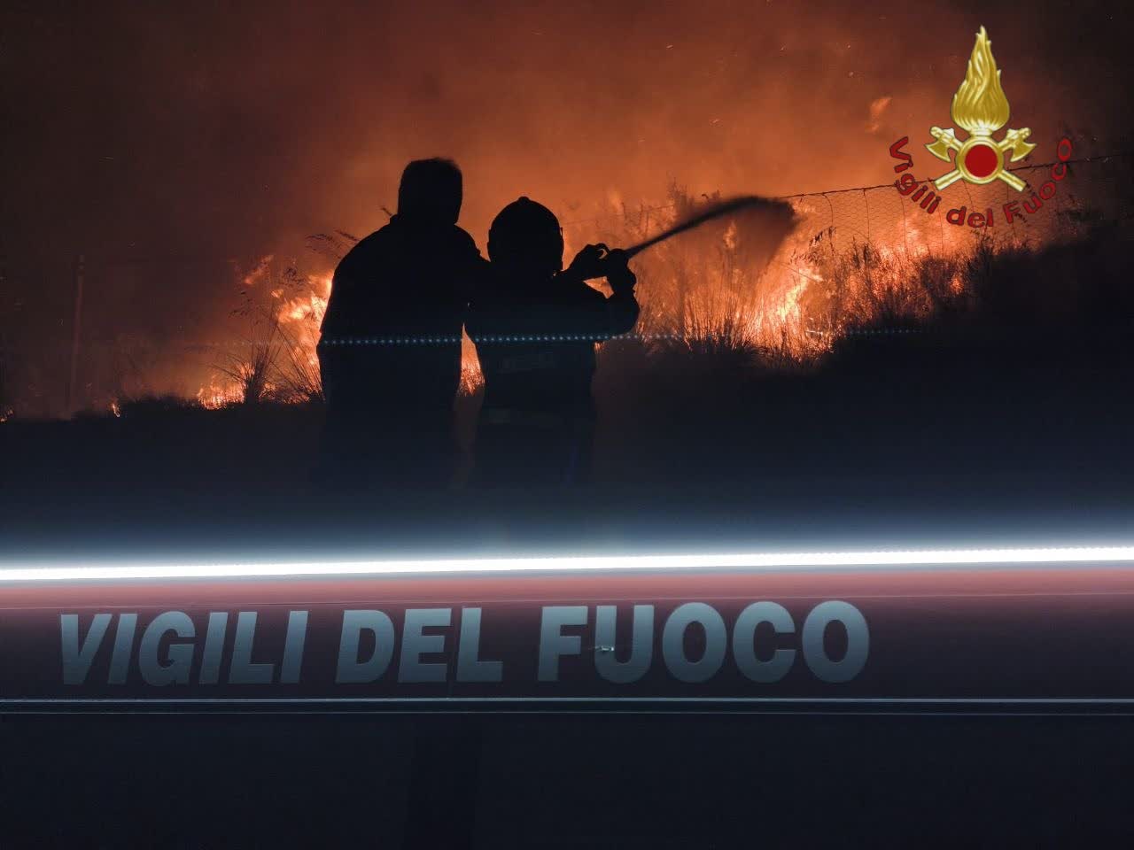 Inferno di fuoco sulla Salaria: fiamme fuori controllo, famiglie evacuate e strada chiusa (FOTO) 2 WhatsApp Image 2026 06 24 at 07.48.24