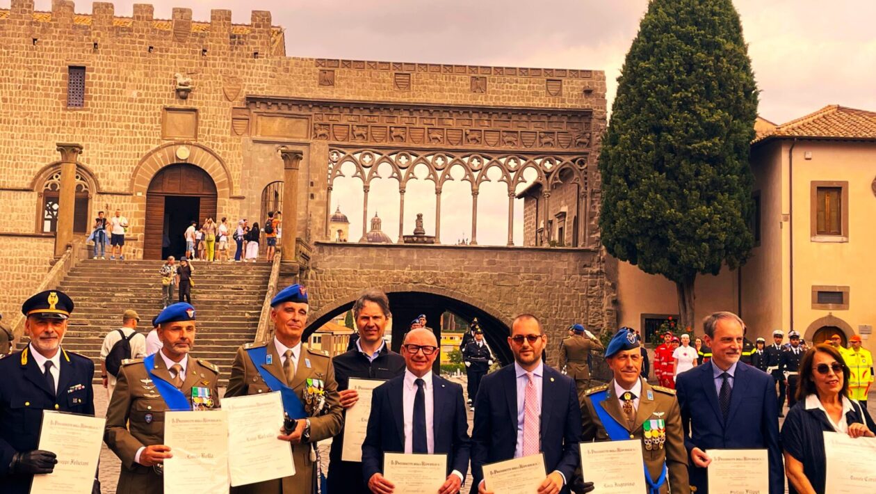 foto gruppo onorificenza Evaristo Cerrini