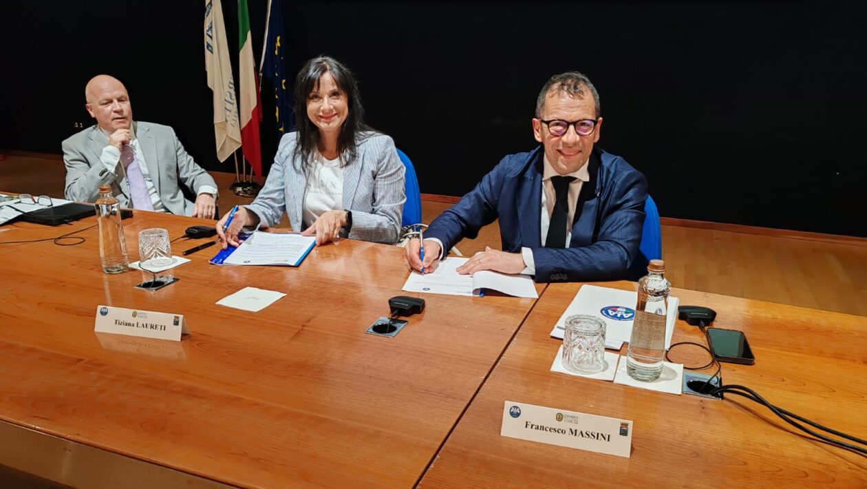 la firma del protocollo rettrice laureti e vice presidente AIA Massimi