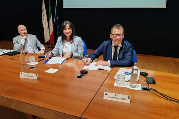 la firma del protocollo rettrice laureti e vice presidente AIA Massimi