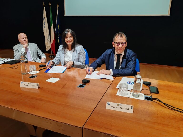 la firma del protocollo rettrice laureti e vice presidente AIA Massimi
