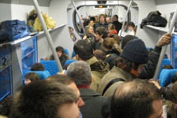 treno affollato ljpi7z2iixl642y0s07iqusu2ucy8p6a9tzi7mb3ww
