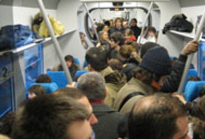 treno affollato