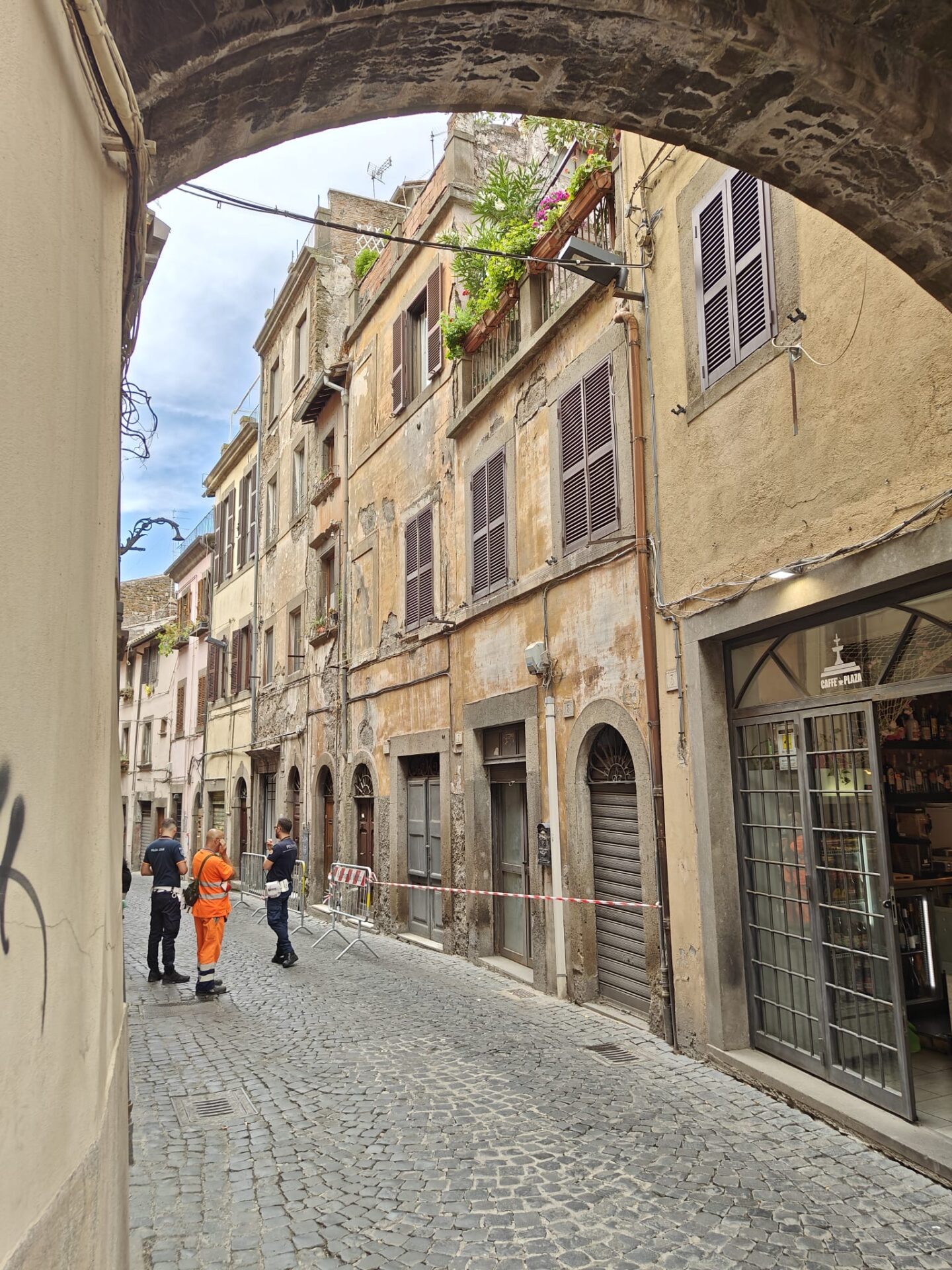 Viterbo - Cadono calcinacci in via delle Fabbriche, strada chiusa e area transennata per sicurezza 3 36f76362 a30d 4831 8eec 5e08dfeee2f8