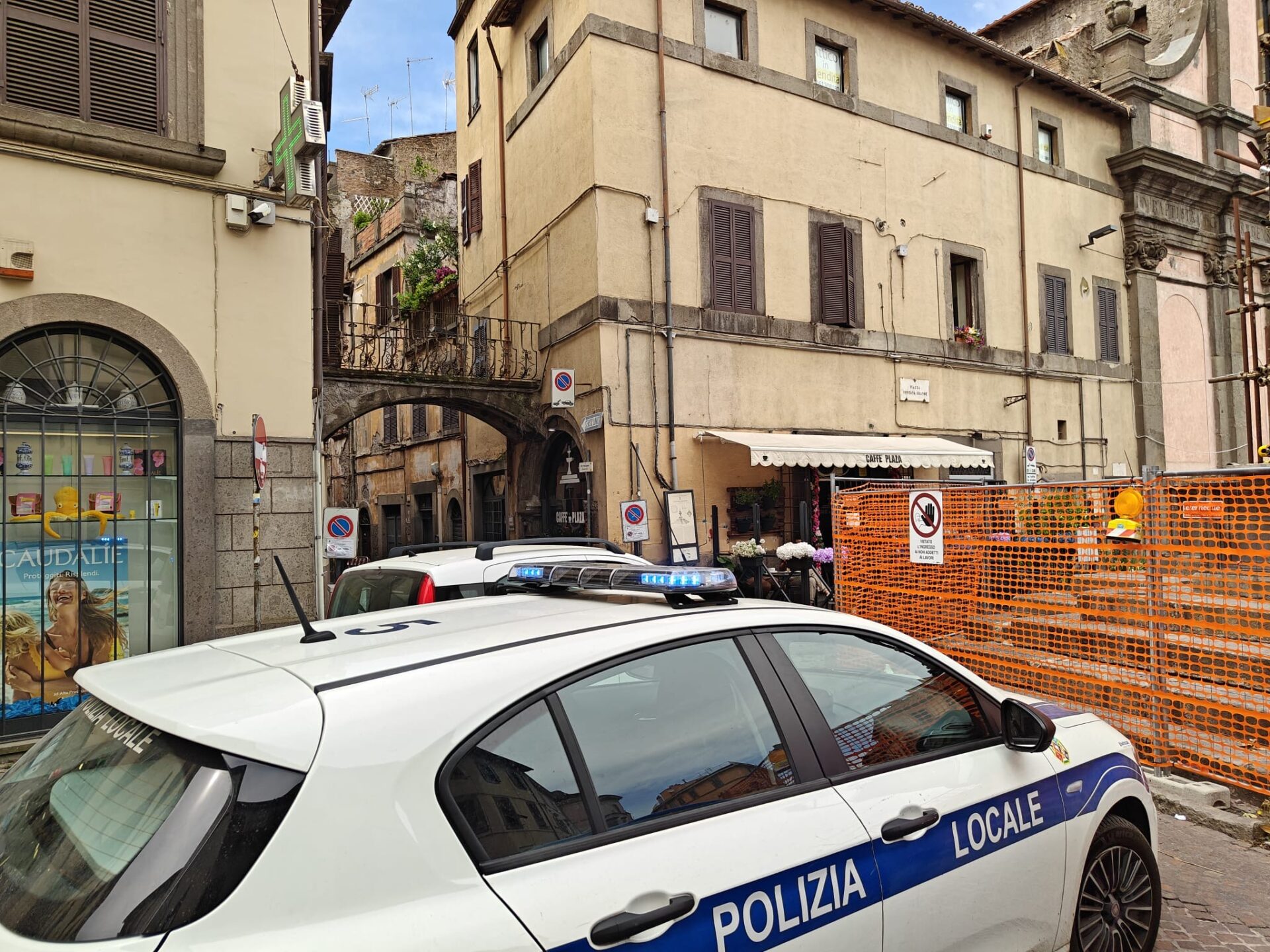 Viterbo - Cadono calcinacci in via delle Fabbriche, strada chiusa e area transennata per sicurezza 2 925fa2d9 60be 42a2 abf0 8f7df8ca953b
