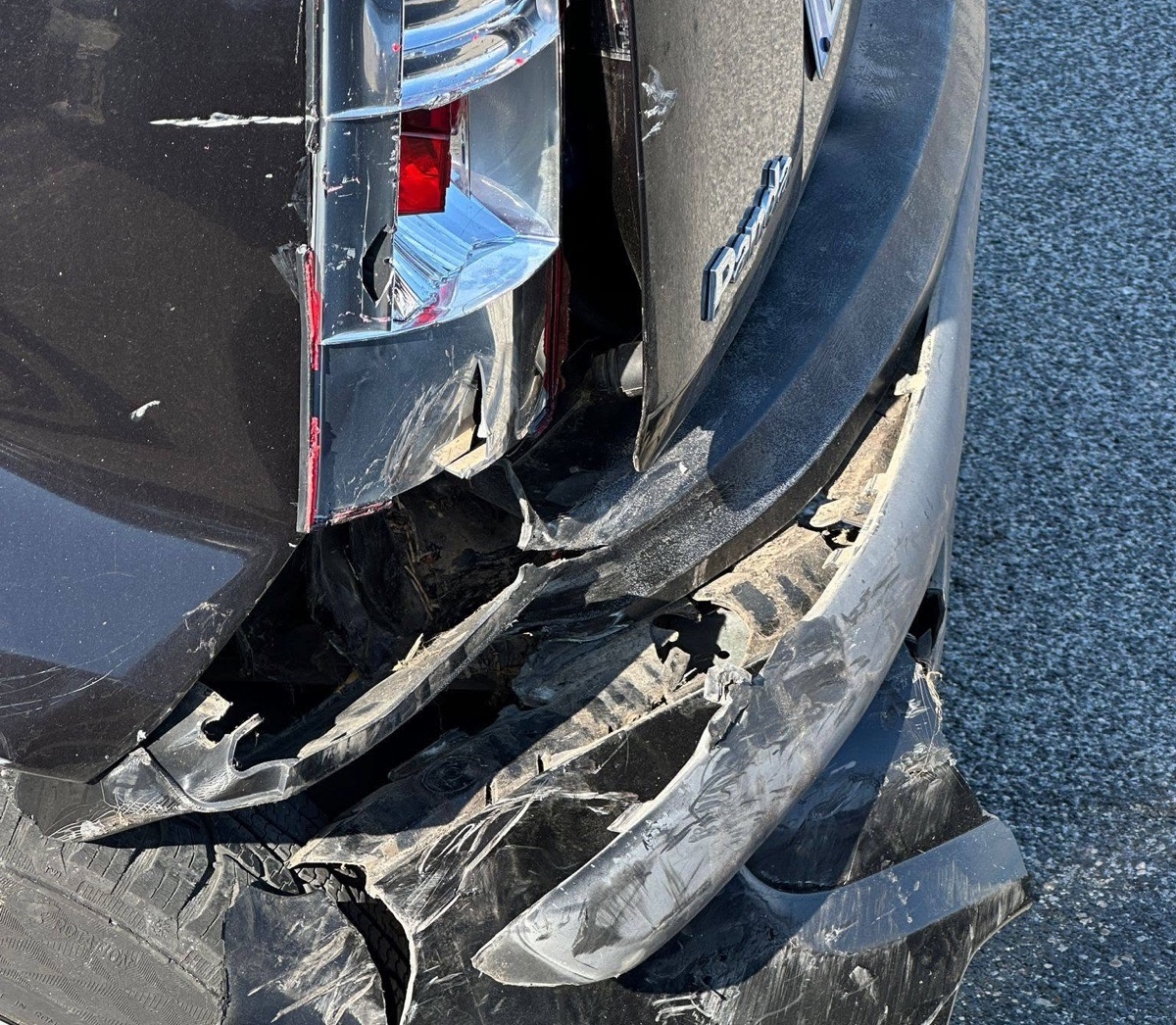 Ladispoli - Tamponamento sulla rotatoria, caccia al SUV fuggito: feriti una donna e un bambino (FOTO) 2 WhatsApp Image 2026 07 07 at 09.53.06 2