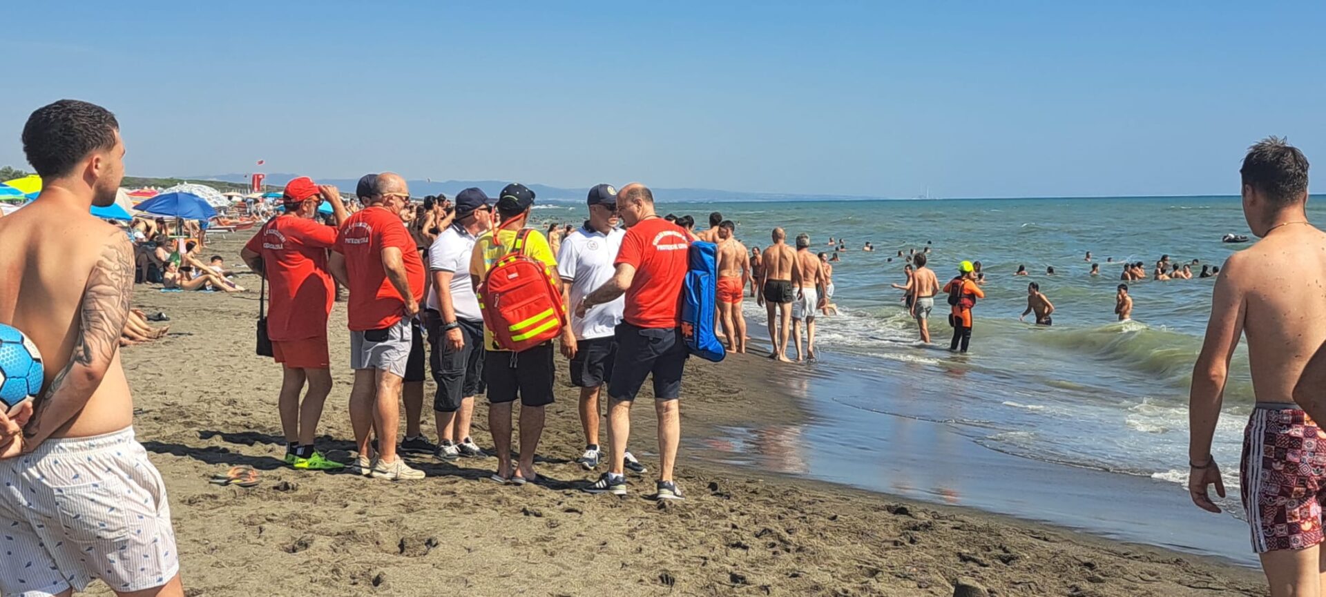Montalto Marina - Vanno alla secca ma non riescono a tornare a riva, maxi operazione di salvataggio per dieci ragazzi (FOTO) 2 WhatsApp Image 2026 07 12 at 16.16.55 scaled
