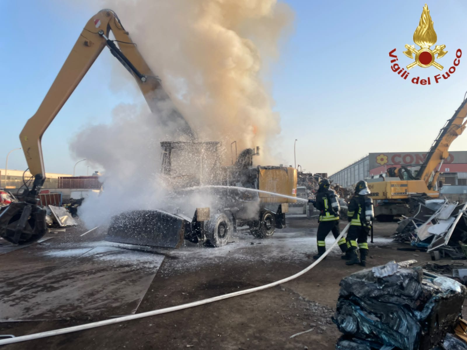 Civitavecchia - Macchina operatrice in fiamme, paura all'alba (FOTO) 3 WhatsApp Image 2026 07 18 at 07.21.39