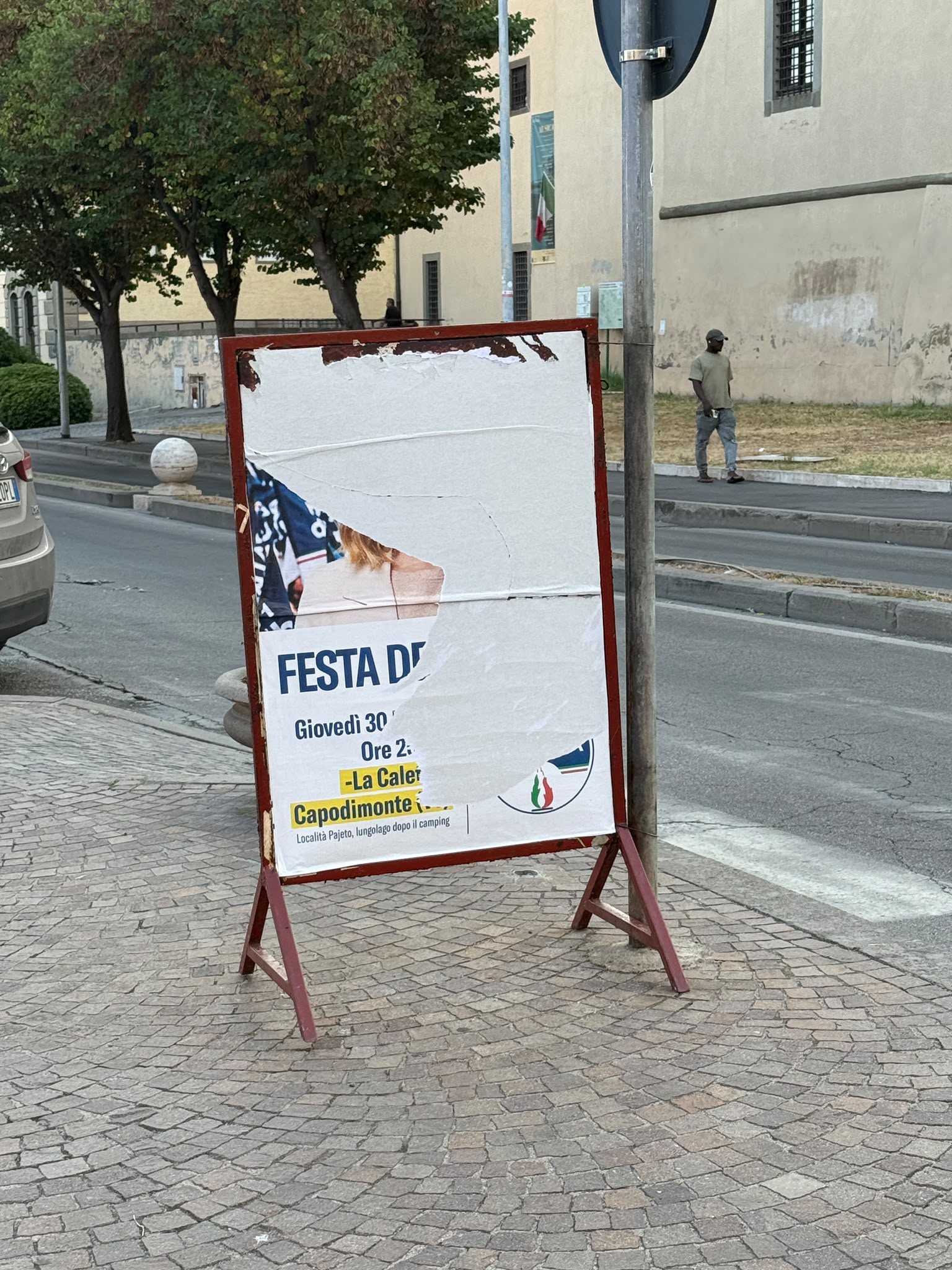 manifesti vandalizzati (1)