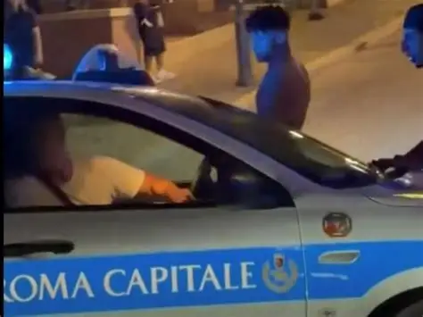 maranza ruba auto vigili urbani