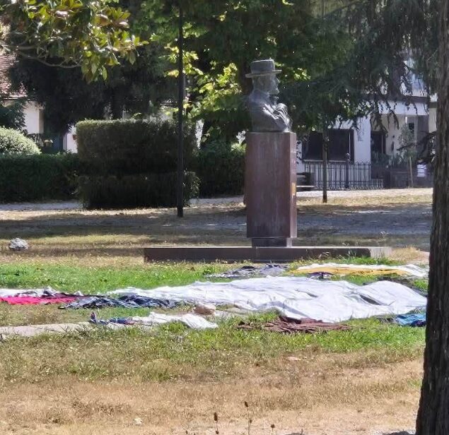 Prato Giardino trasformato in uno stenditoio a cielo aperto: le foto fanno esplodere la polemica sul degrado 1 prato giardino