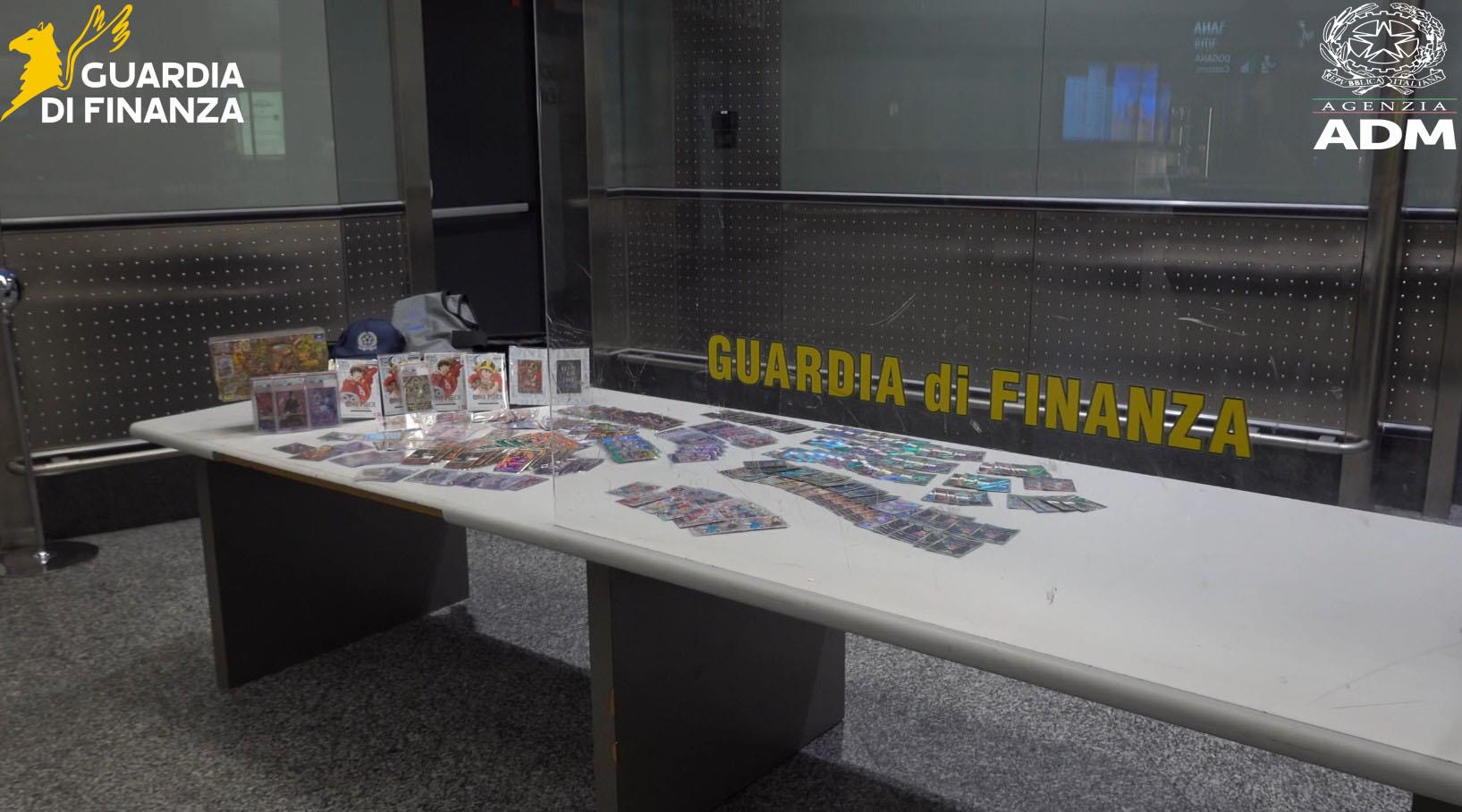 "Voglio essere il più forte, catturarle tutte": a Malpensa 605 carte Pokémon e One Piece sequestrate, valgono 27mila euro 3 21082026 113009 carte logodoppio 2