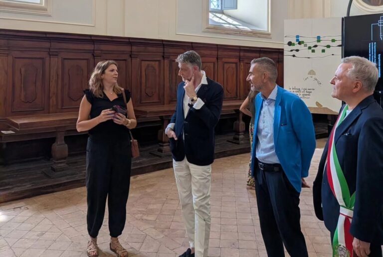 Il ministro Giuli durante la sua visita alla Certosa di Trisulti. Accanto a lui Fabio Tagliaferri (presidente di Ales) e il sindaco di Collepardo Mauro Bussiglieri