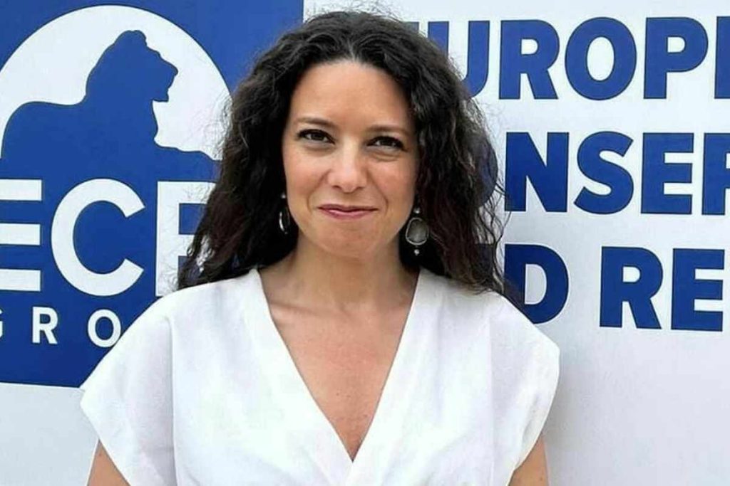 antonella sberna - Donna con capelli ricci e sorriso