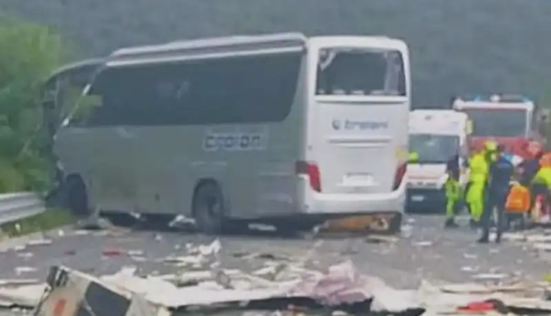 Incidente sulla Rieti-Terni: sei morti e 27 feriti nello scontro tra un pullman, un camper e tre auto 3 IMG 7419