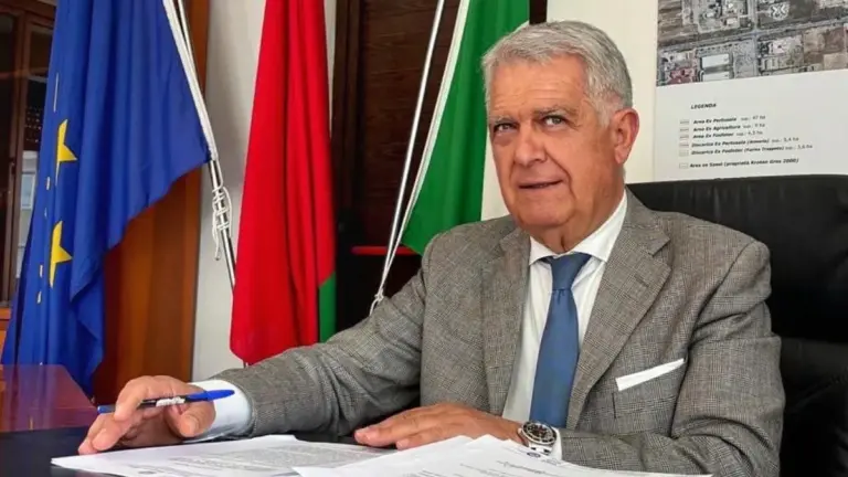 Il generale Emilio Errigo al tavolo del suo lavoro