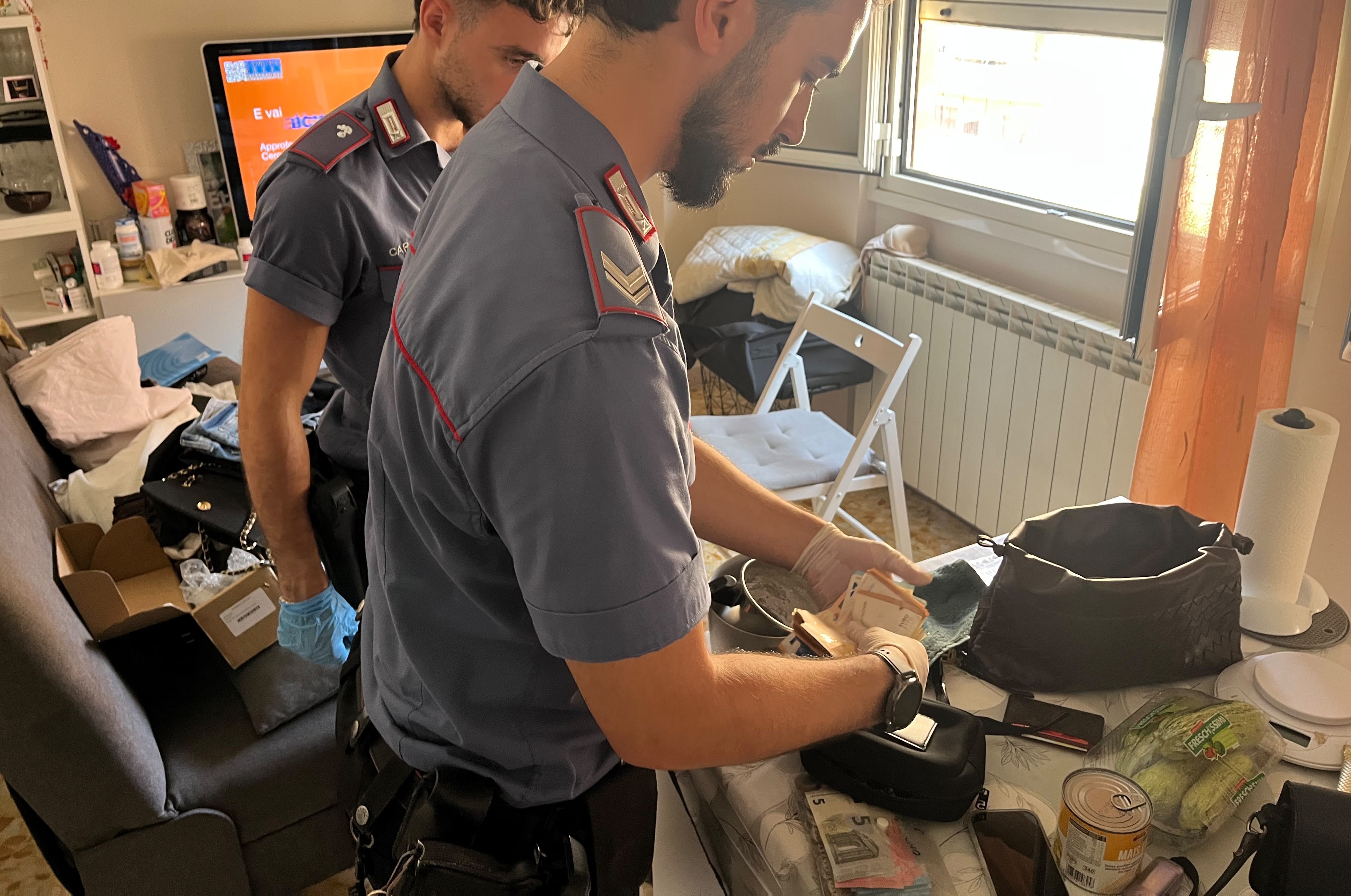 Blitz antidroga sul litorale romano: 9 arresti e 14 denunce. In campo anche i paracadutisti in assetto da guerra (FOTO) 4 OSTIA I Carabinieri intervenuti 2