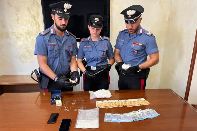 OSTIA - Il denaro, i gioielli recuperati e la droga sequestrata