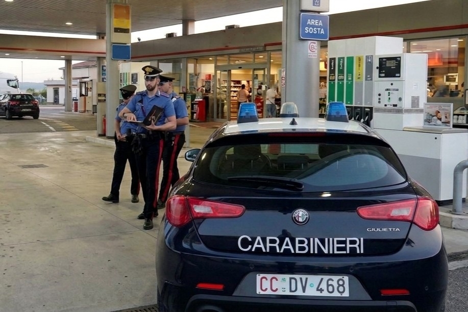 PIAZZA DANTE - L'intervento dei Carabinieri presso il distributore di carburanti