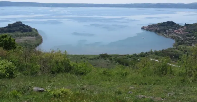 Parco-naturale-regionale-Bracciano-Martignano-RM-e-VT-Belvedere-zona-paludosa-Le-Pantane-e-piccolo-cratere-Lagusiello-foto-da-www.parcobracciano.it_