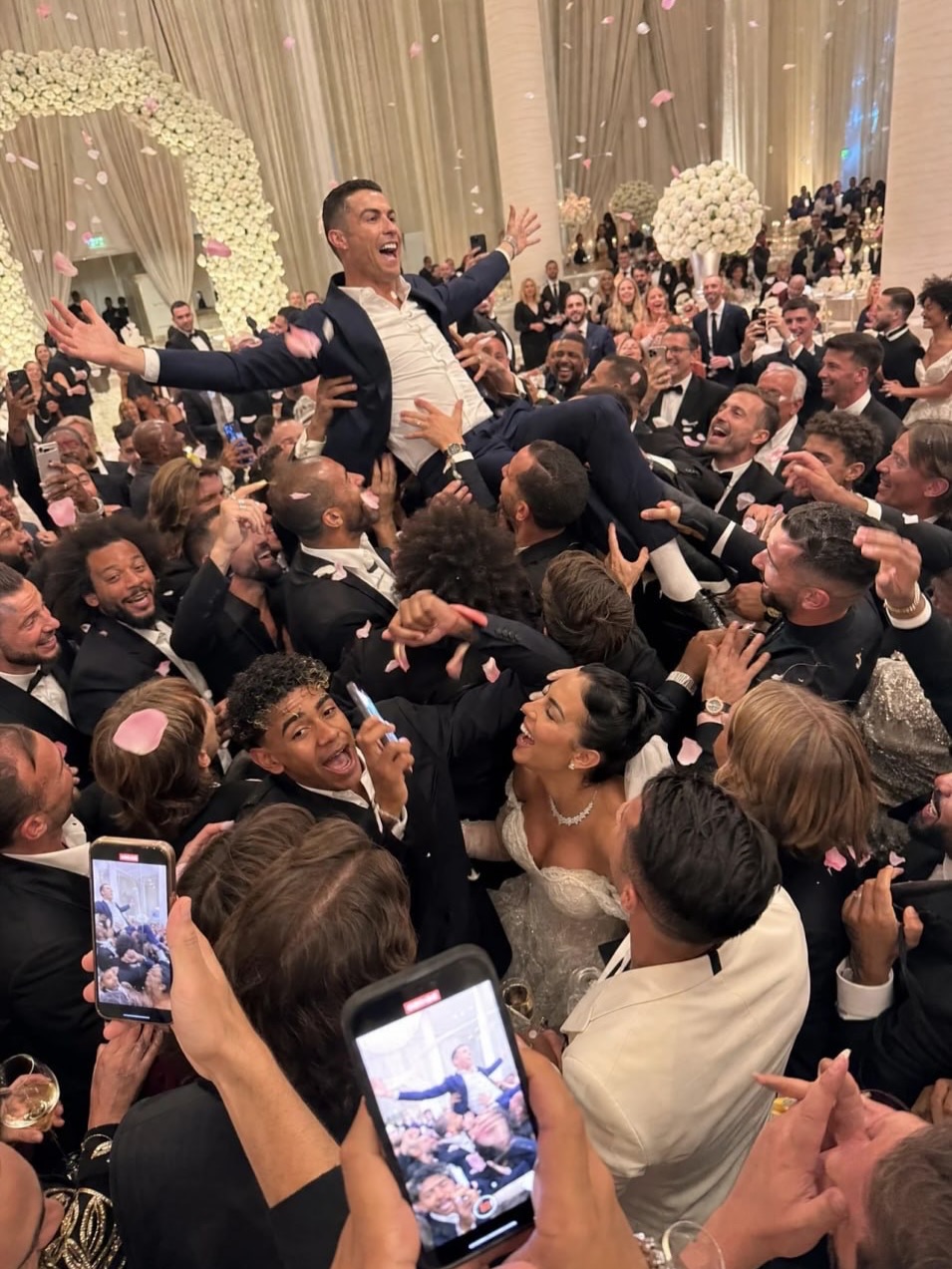 Cristiano Ronaldo e Georgina Rodríguez si sono sposati in Portogallo (FOTO ESCLUSIVE) 2 SnapInsta.to 772792485 17892525198664495 9020227732413319745 n