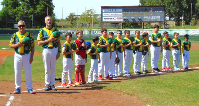 U12 schierati per l'inno