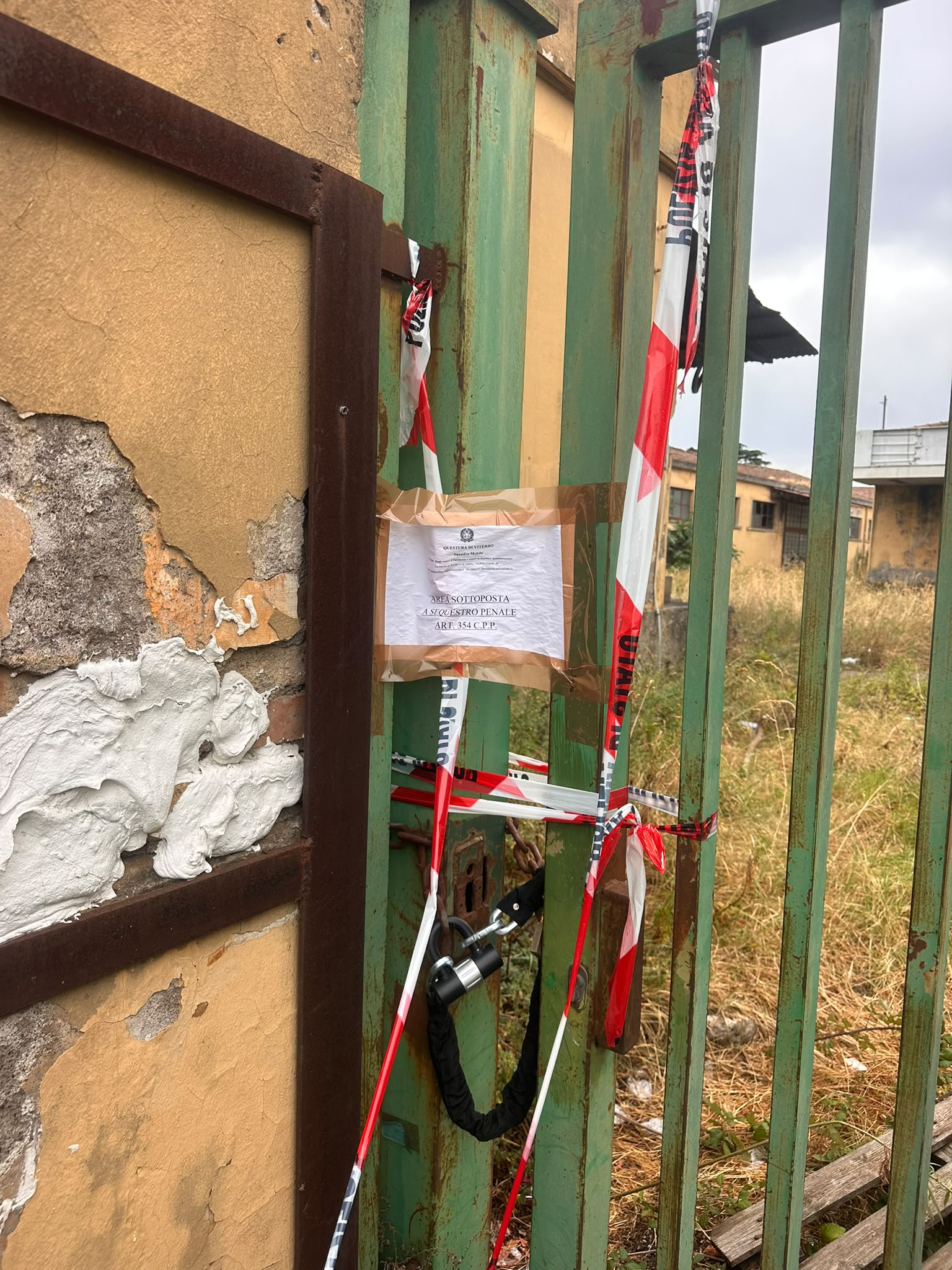 Il cancello di ingresso allo stabile dove è morta benedetta marino
