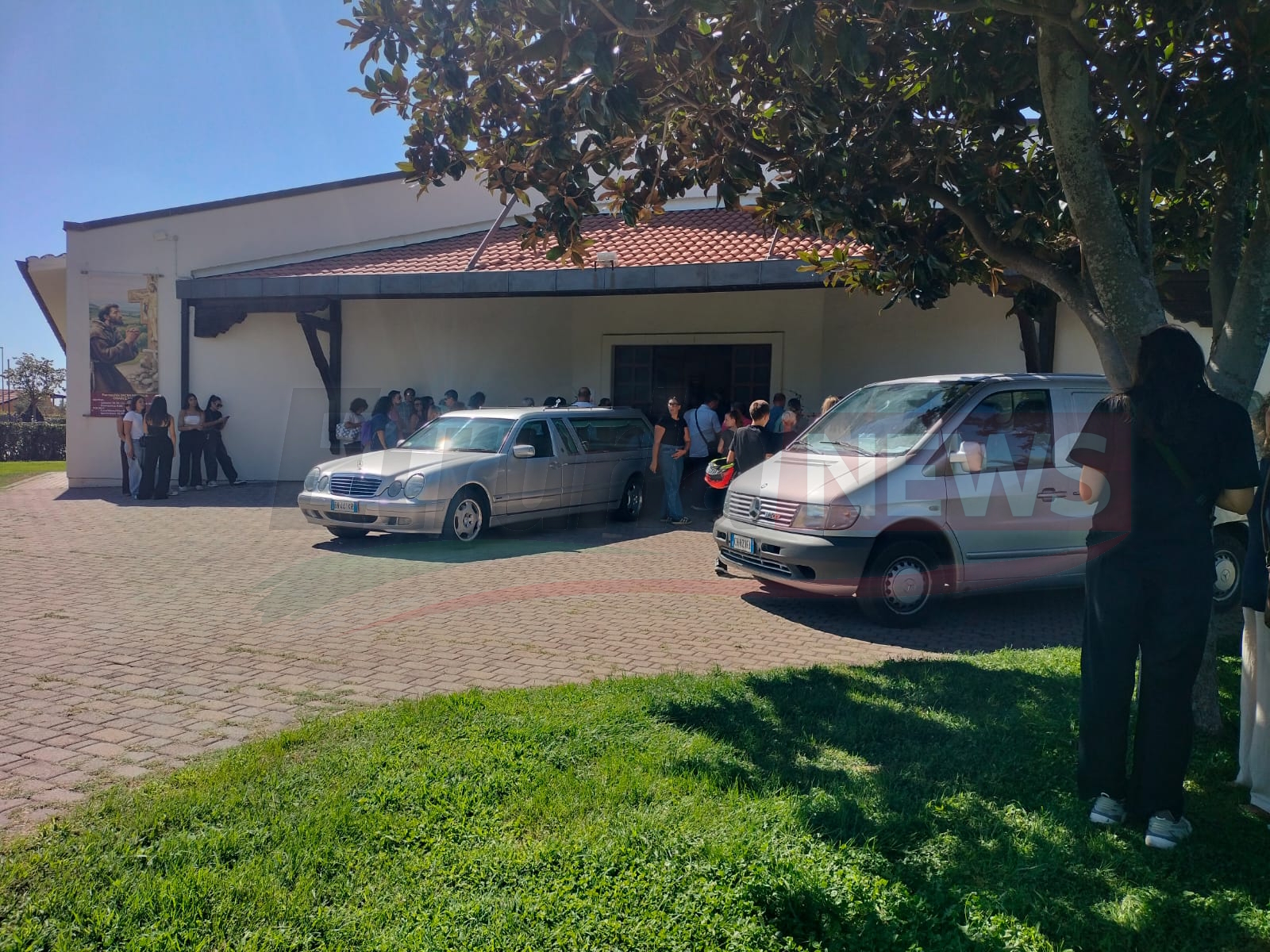 L'ultimo saluto a Laura Valentini: la Sacra Famiglia gremita per la professoressa morta a Montalto 2 WhatsApp Image 2026 08 31 at 15.05.05 3