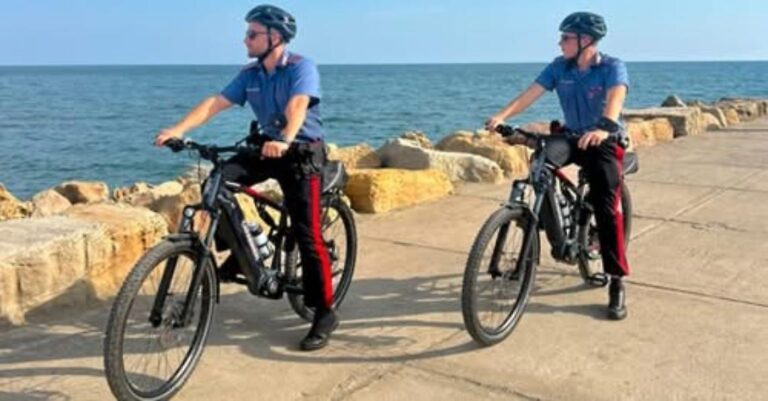 carabinieri_bici_montalto-1786012218210.jpeg--i_carabinieri_salgono_in_sella__e_bike_sul_lungomare