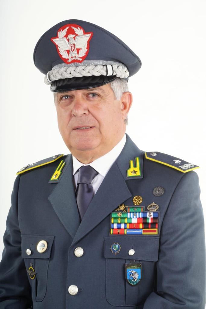 Civitavecchia - Un libro per l’estate e per i giovani: “Volevo solo cantare” del generale GdF Emilio Errigo 4 prof. EMILIO ERRIGO Generale di Brigata Guardia di Finanza in divisa