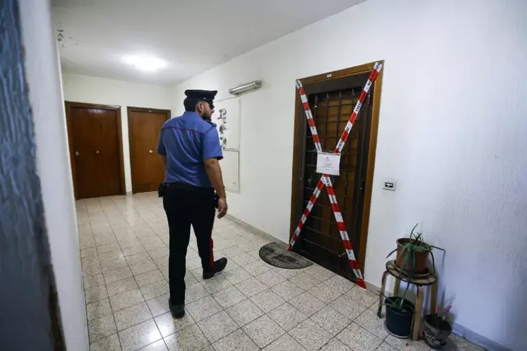uccide la madre e la nasconde nell'armadio - rom