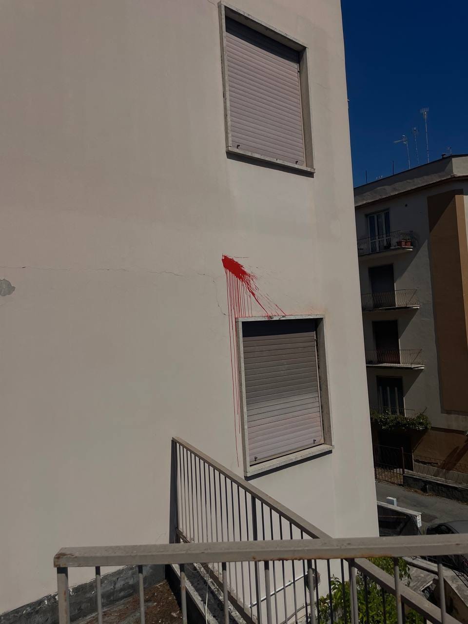 uova con vernice rossa 3