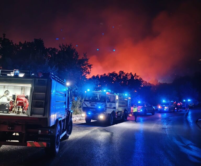 Una terrificante immagine di ieri sera dell'incendio di Monte Barano a Ferentino