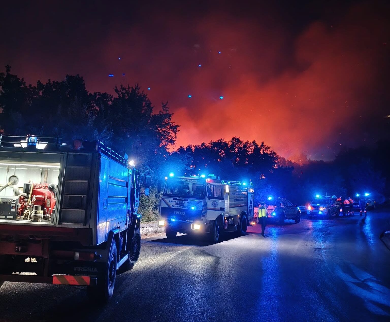 Una terrificante immagine di ieri sera dell'incendio di Monte Barano a Ferentino