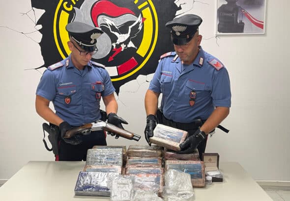 ANZIO - I Carabinieri con droga e armi sequestrate