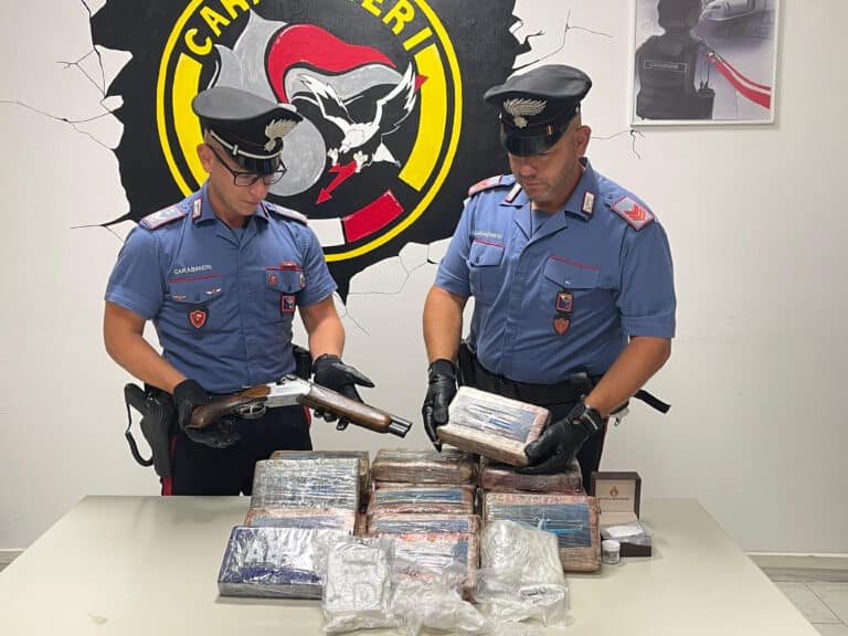 ANZIO - I Carabinieri con droga e armi sequestrate