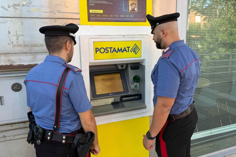 CASSIA - I Carabinieri intervenuti per la manomissione dello sportello ATM (3)