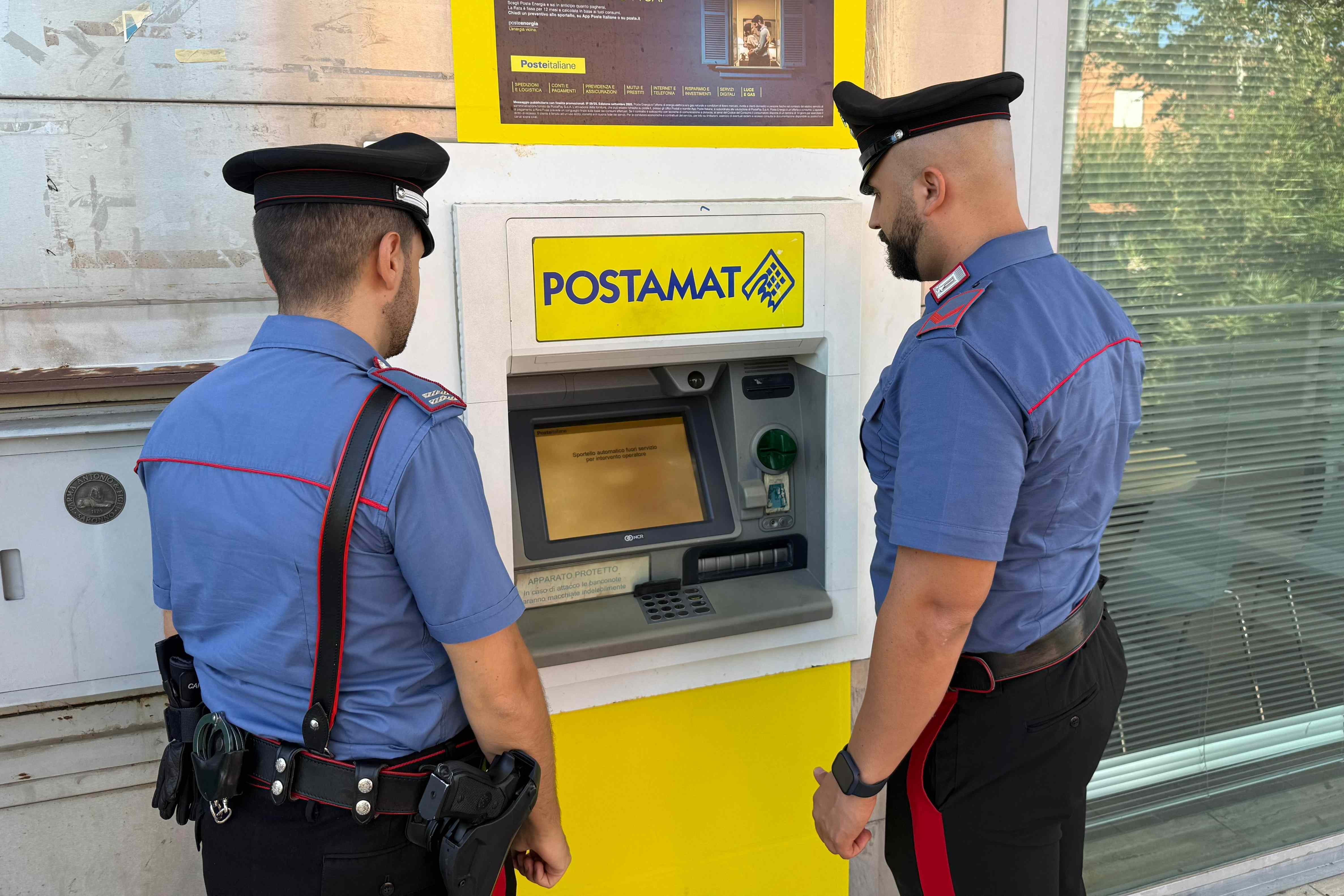 CASSIA - I Carabinieri intervenuti per la manomissione dello sportello ATM (3)