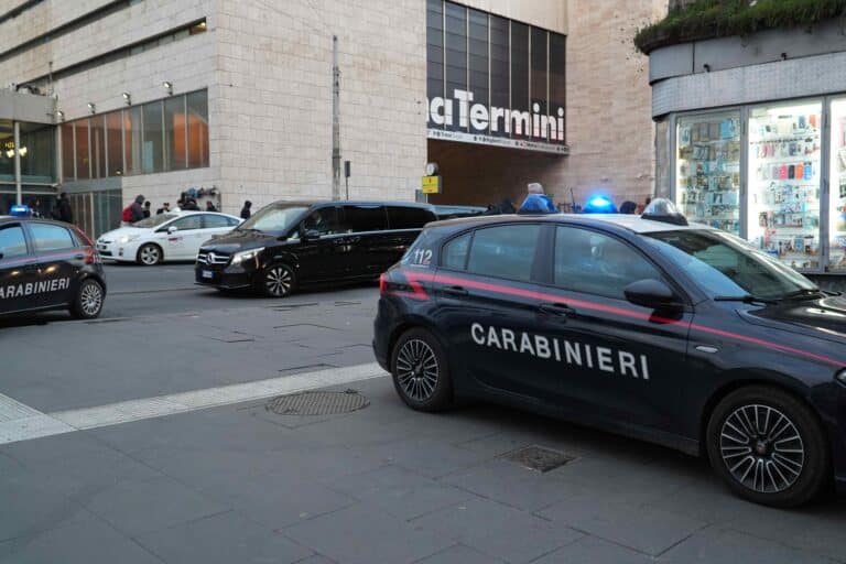 PIAZZA DANTE - L'intervento dei Carabinieri in via Giolitti (1)