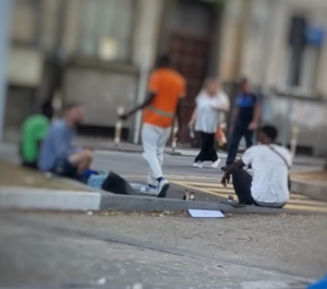 Viale Trento a due facce a Viterbo: il successo dello sport per i bambini non cancella i bivacchi e il degrado sui marciapiedi (FOTO) 3 Screenshot 2026 09 21 090846